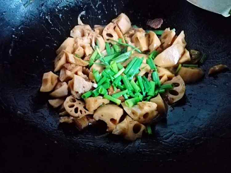五花肉焖莲藕步骤11