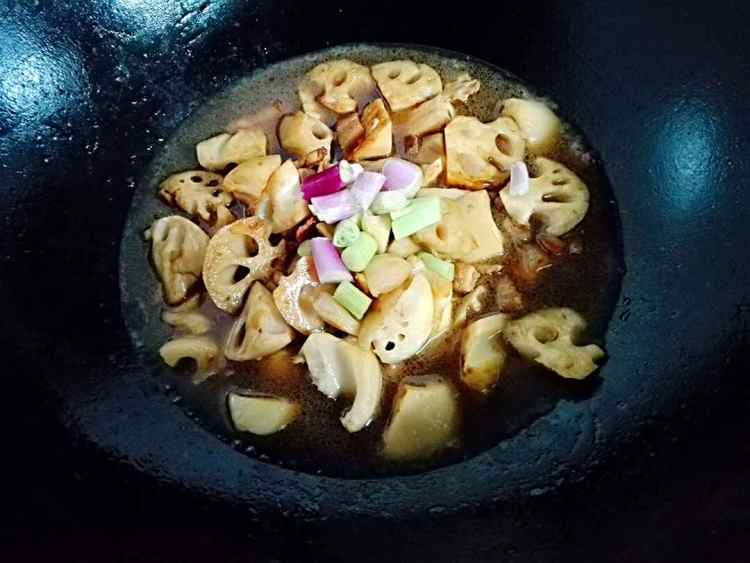 五花肉焖莲藕步骤12