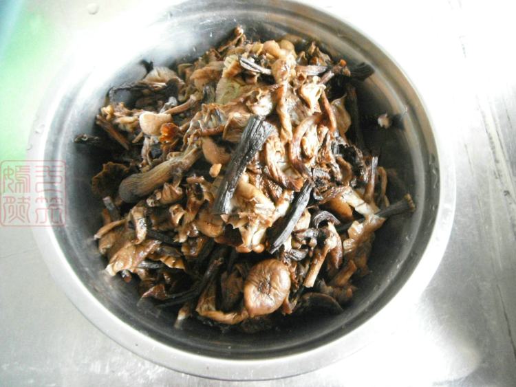 五花肉炖榛蘑步骤1