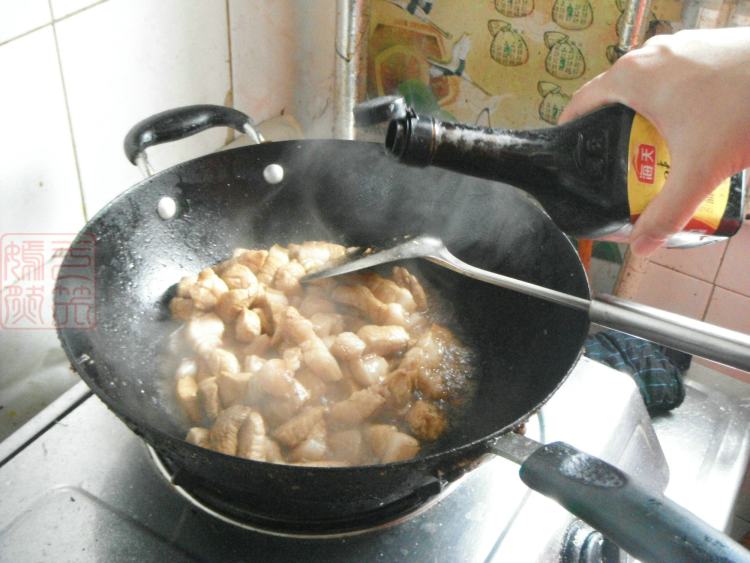五花肉炖榛蘑步骤6