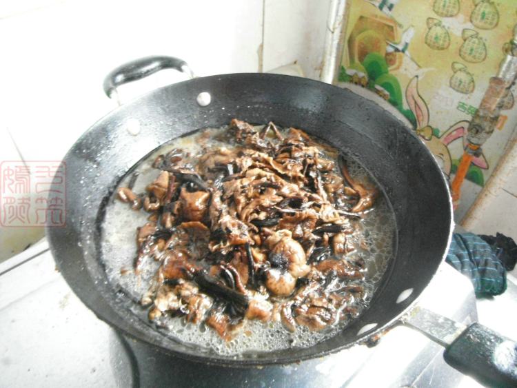 五花肉炖榛蘑步骤10