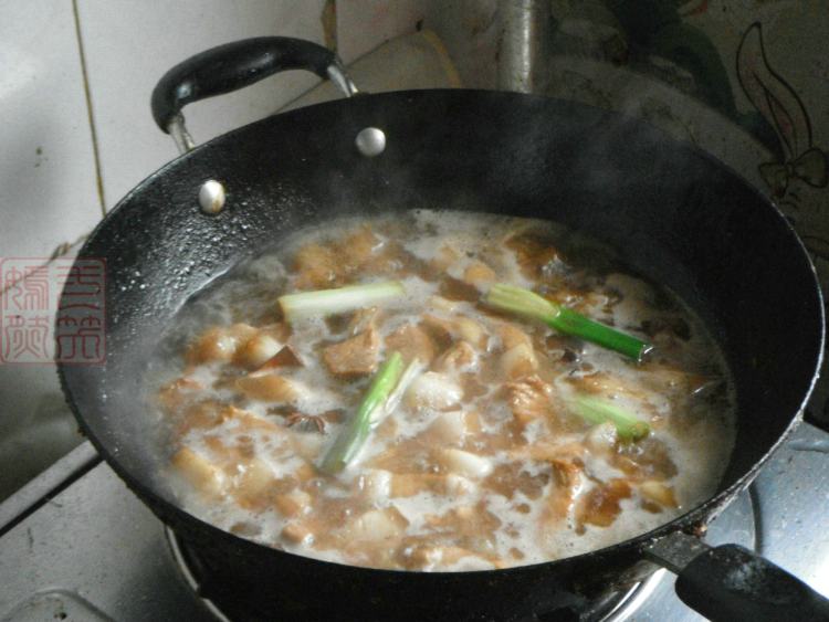 五花肉炖榛蘑步骤9