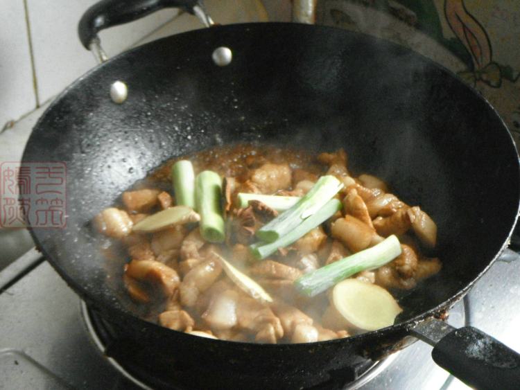 五花肉炖榛蘑步骤8