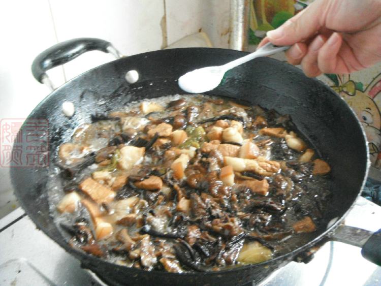 五花肉炖榛蘑步骤11