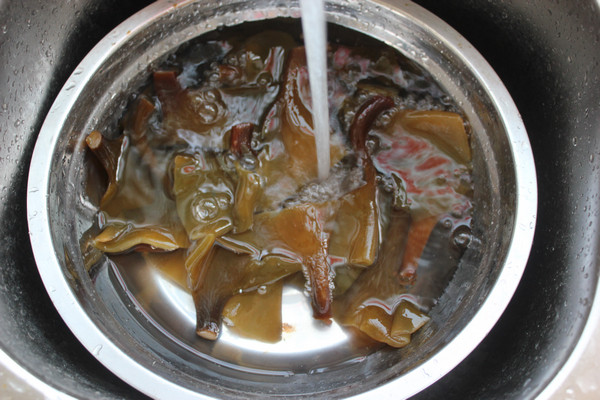 泥碗海带蒸肉步骤2
