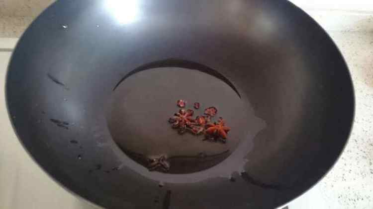 五花肉炖宽粉步骤2