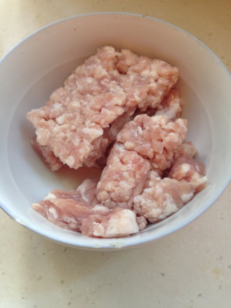 小芹菜炒肉步骤2
