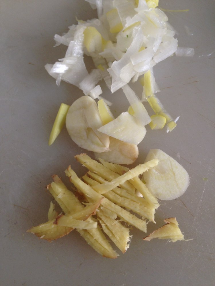 小芹菜炒肉步骤3