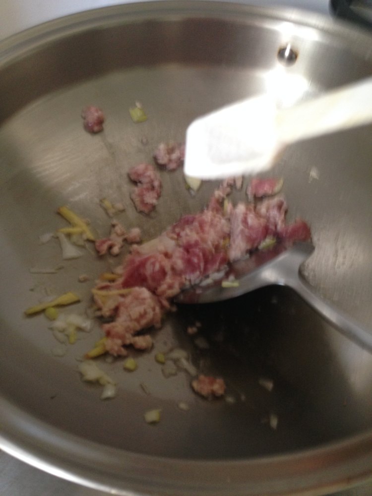 小芹菜炒肉步骤8