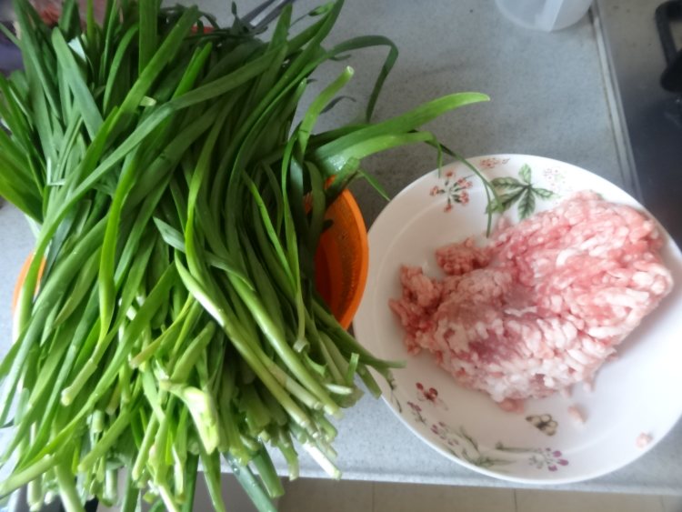 韭菜鲜肉锅贴步骤1