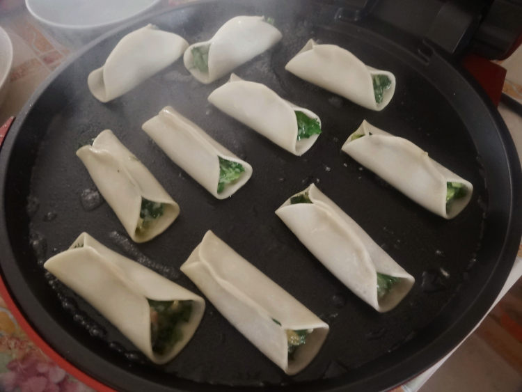 韭菜鲜肉锅贴步骤12