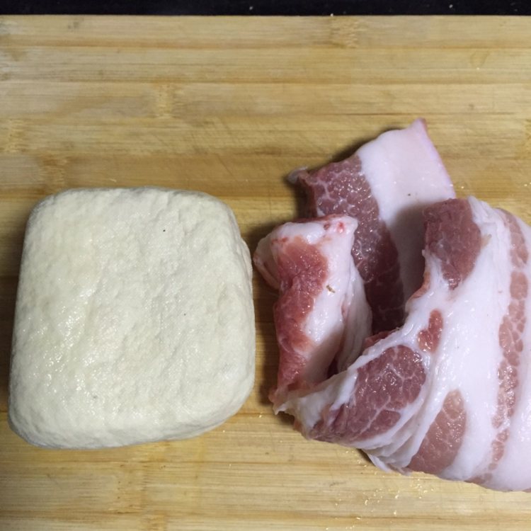 五花肉焖豆干步骤1