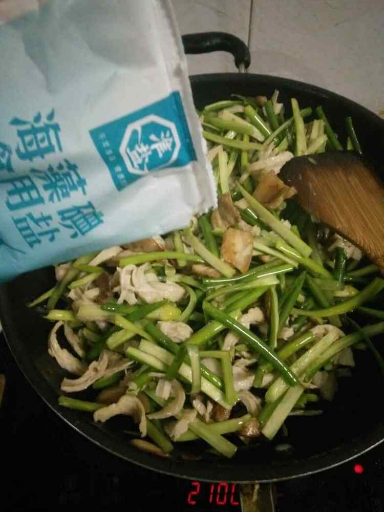 干锅蒜薹面筋步骤10