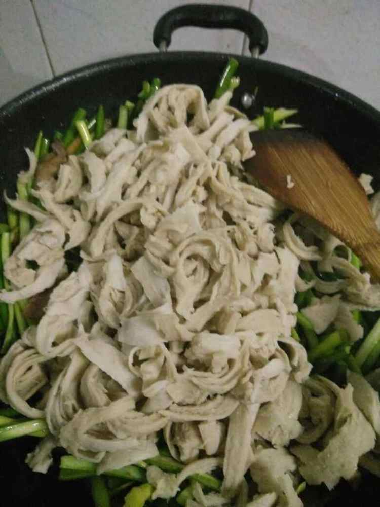 干锅蒜薹面筋步骤9