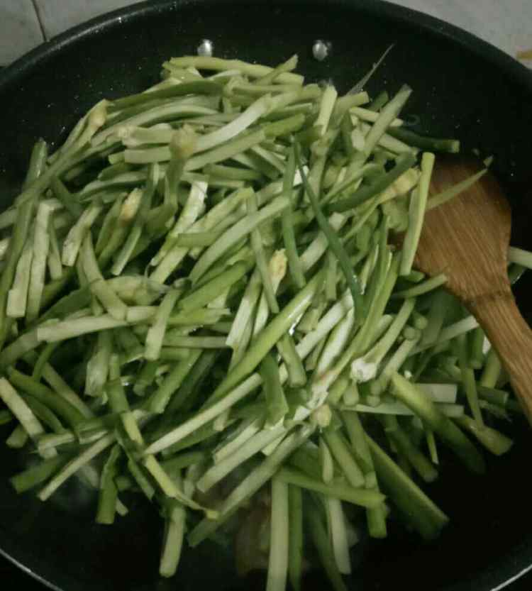 干锅蒜薹面筋步骤8