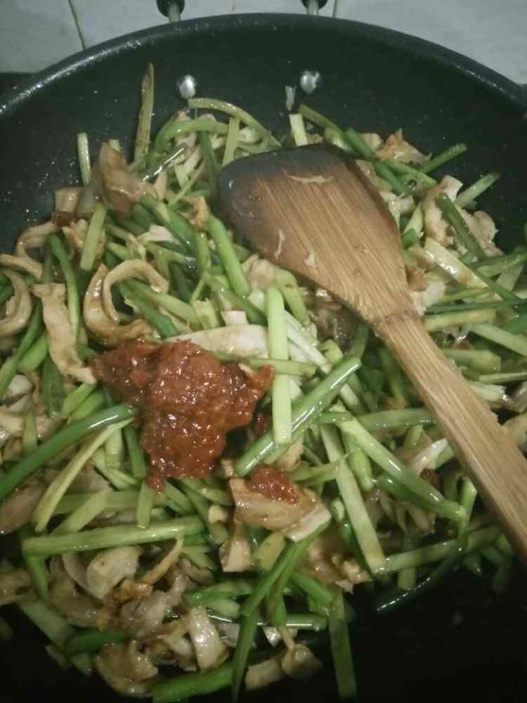 干锅蒜薹面筋步骤12