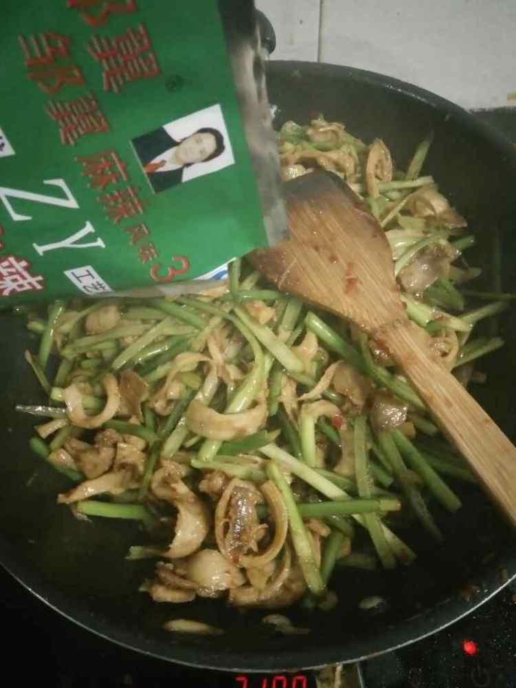 干锅蒜薹面筋步骤13