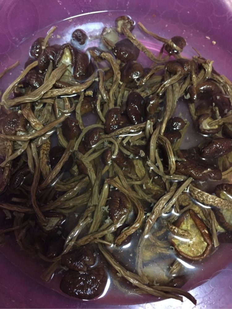 茶树菇炒肉步骤1