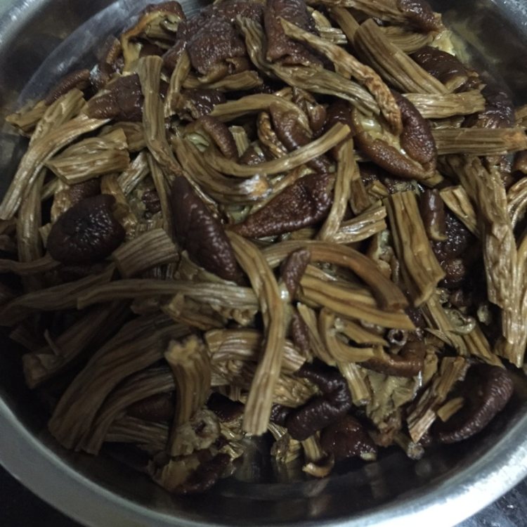 茶树菇炒肉步骤3