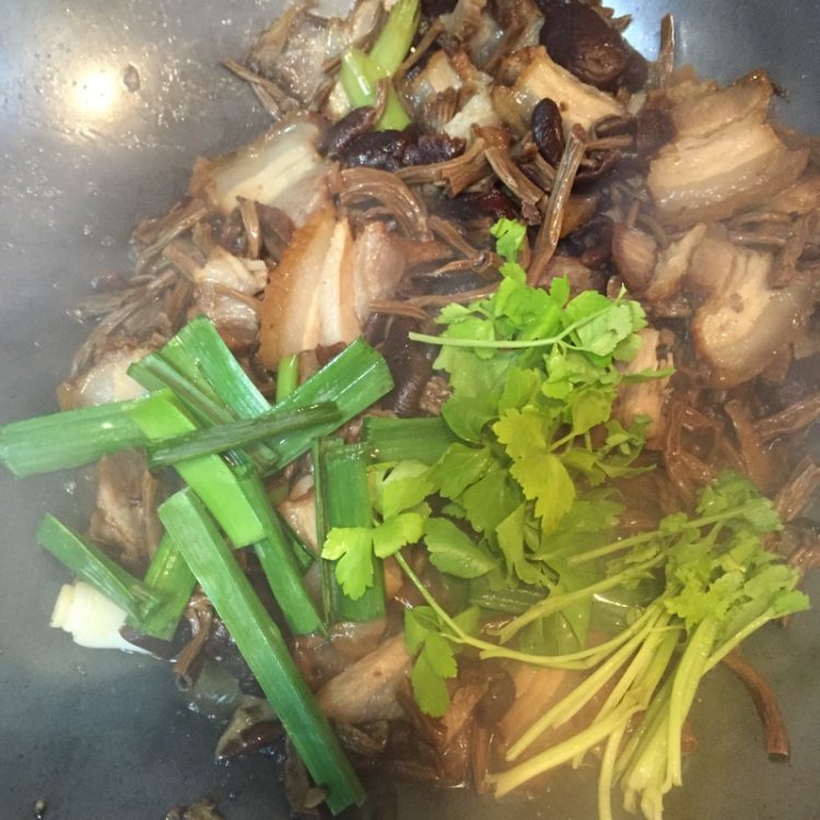 茶树菇炒肉步骤7