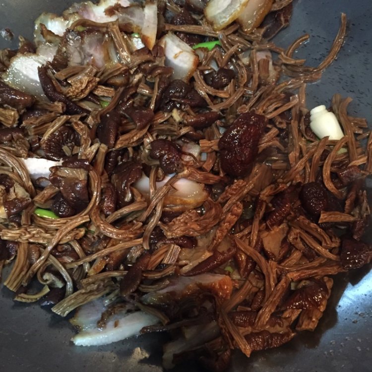 茶树菇炒肉步骤5