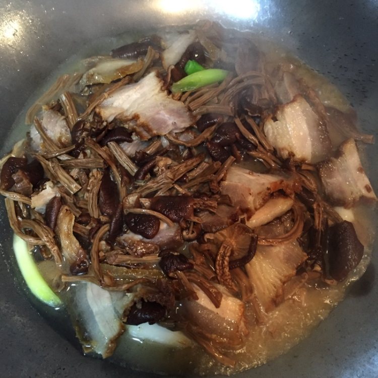 茶树菇炒肉步骤6