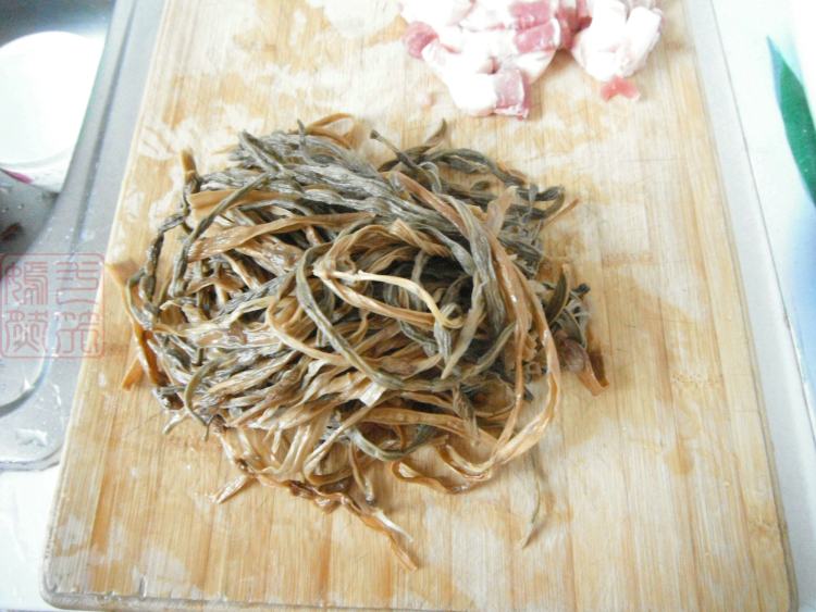 五花肉烧干豆角步骤2