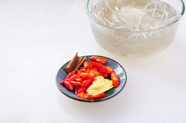 酸白菜炖粉条步骤1
