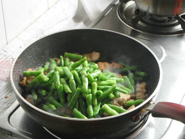 五花肉烧四季豆步骤7