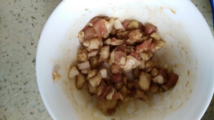 双椒肉丁炒鸡蛋步骤2