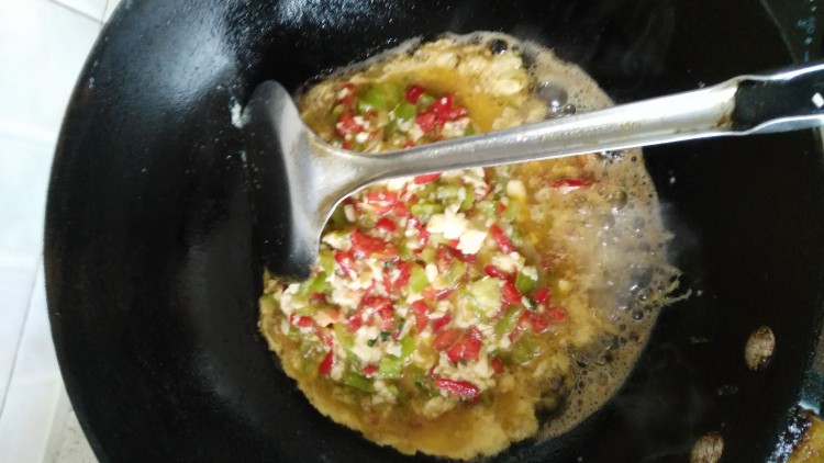 双椒肉丁炒鸡蛋步骤7