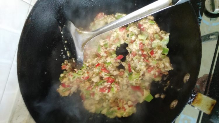 双椒肉丁炒鸡蛋步骤8