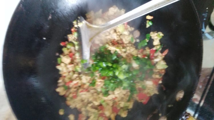 双椒肉丁炒鸡蛋步骤10