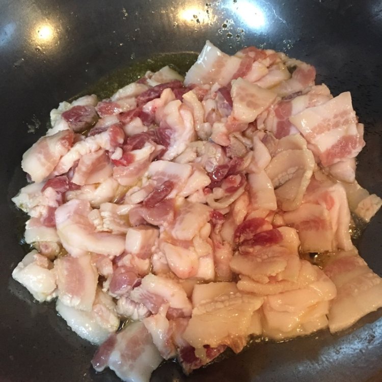 红萝卜炒五花肉步骤3