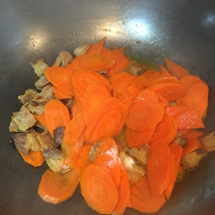 红萝卜炒五花肉步骤6