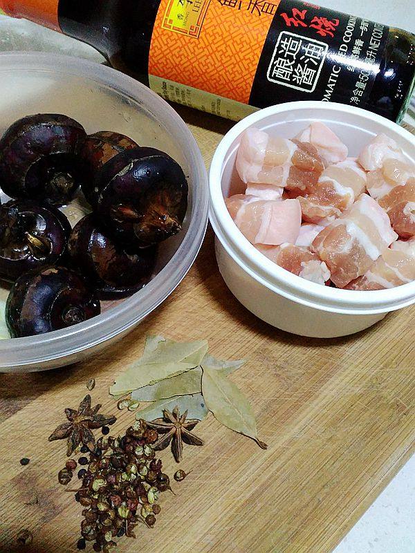 马蹄红烧肉步骤1