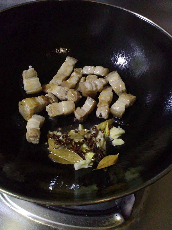 马蹄红烧肉步骤4