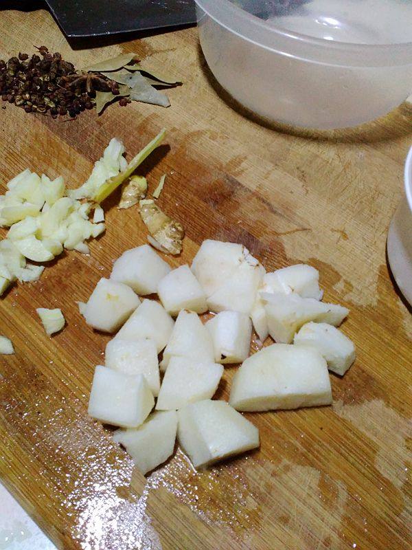 马蹄红烧肉步骤2