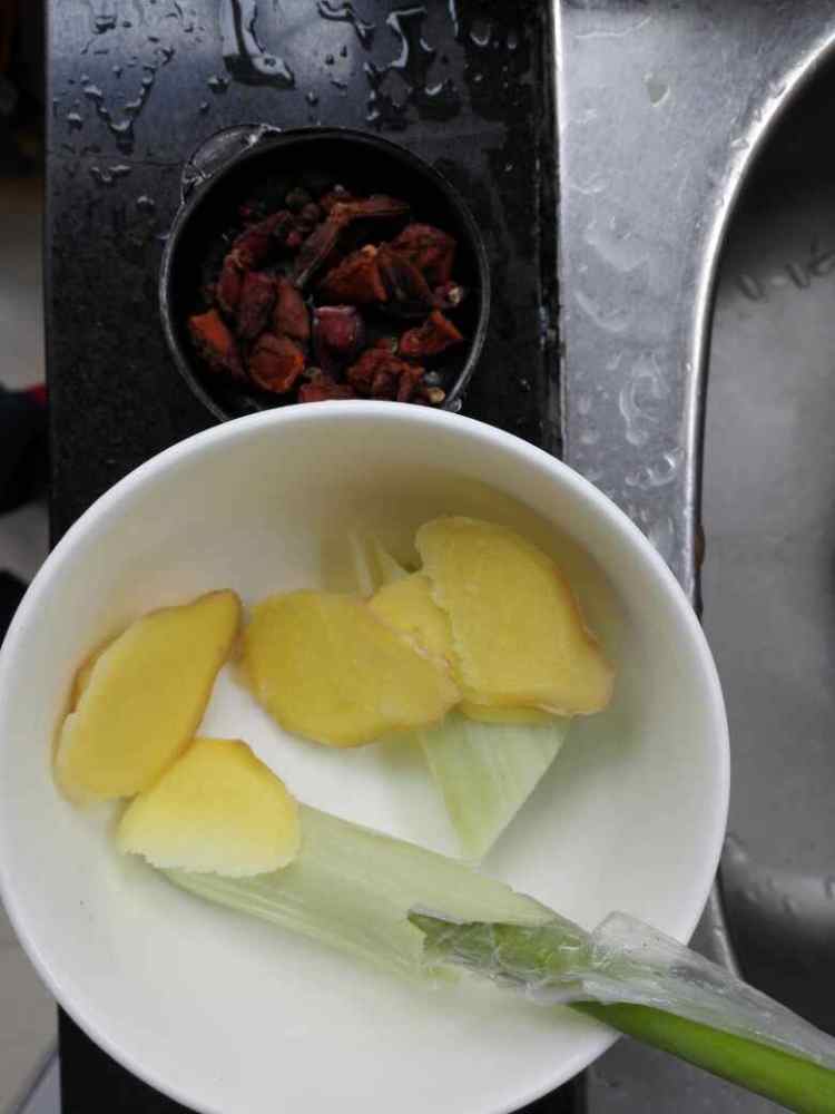 炖酸菜步骤4