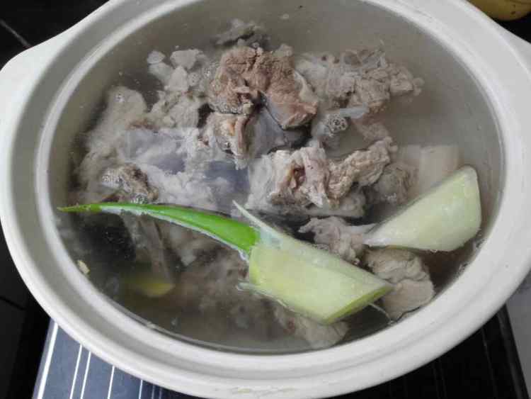 炖酸菜步骤7
