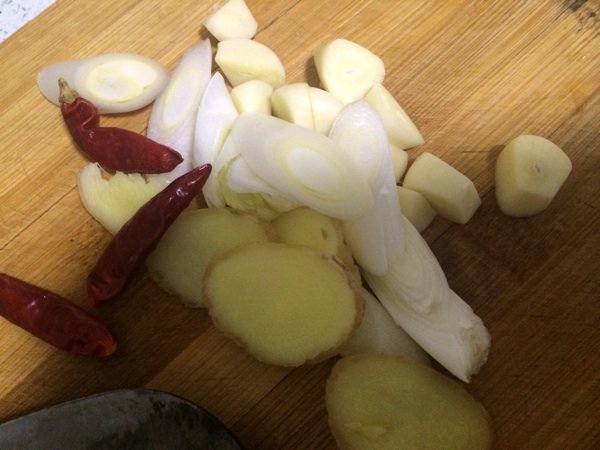 家常土豆红烧肉步骤2