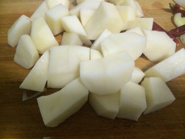 家常土豆红烧肉步骤4