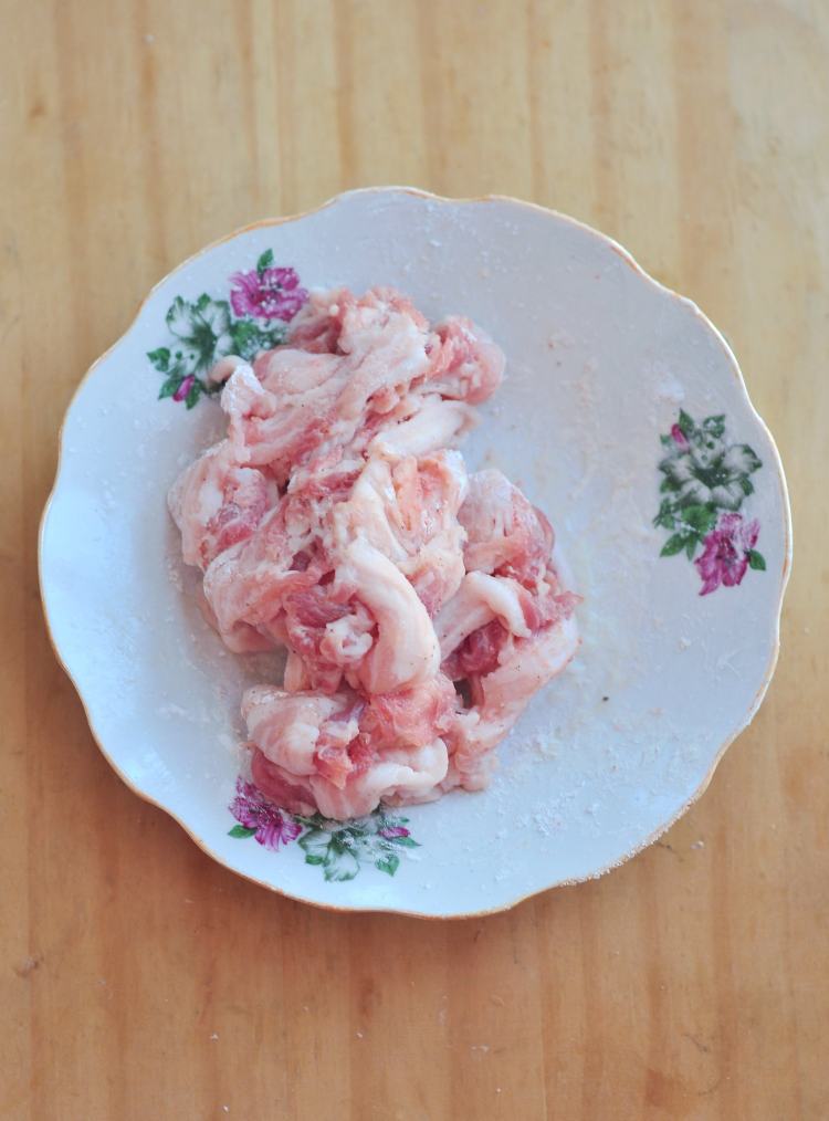 秋木耳熘肉片步骤2
