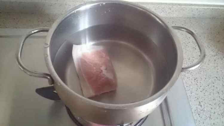 干锅莲藕回锅肉步骤1