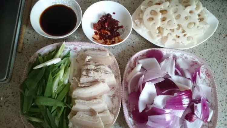 干锅莲藕回锅肉步骤2