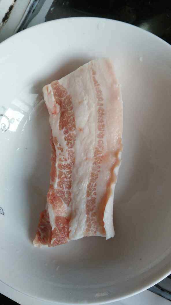 五花肉炒油豆腐步骤1