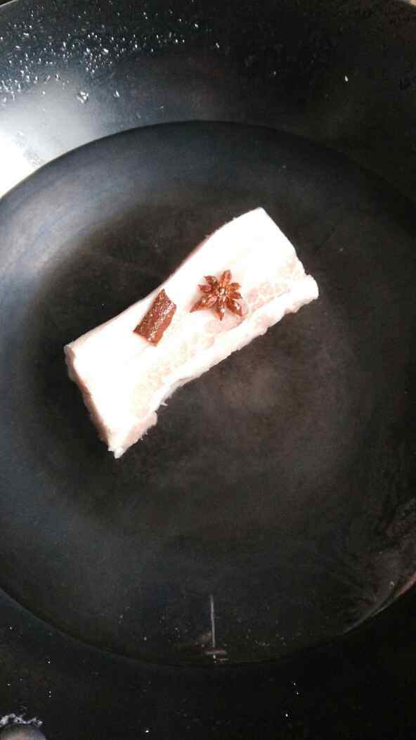 五花肉炒油豆腐步骤2