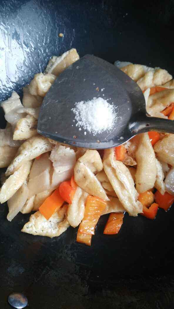 五花肉炒油豆腐步骤8
