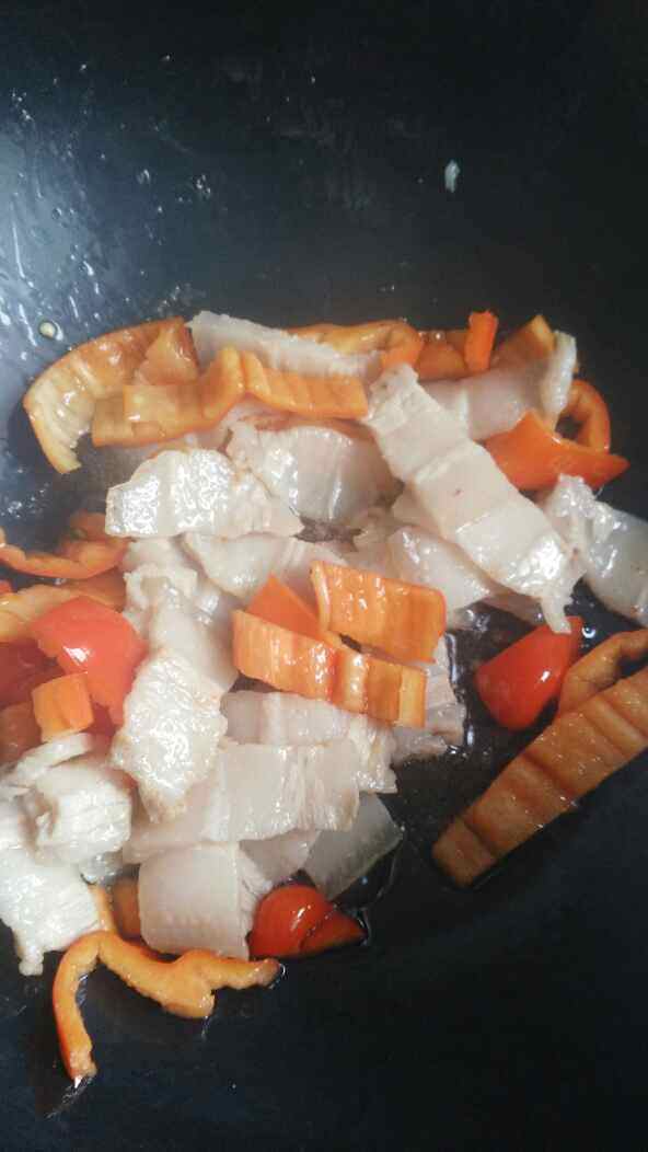 五花肉炒油豆腐步骤6