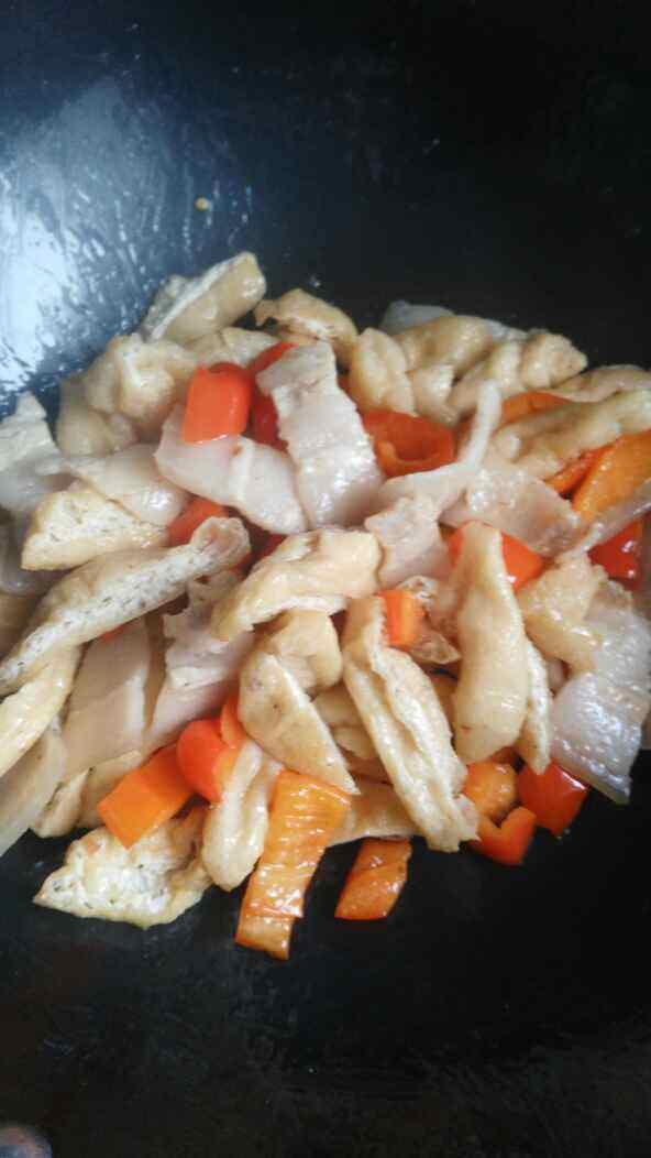五花肉炒油豆腐步骤7
